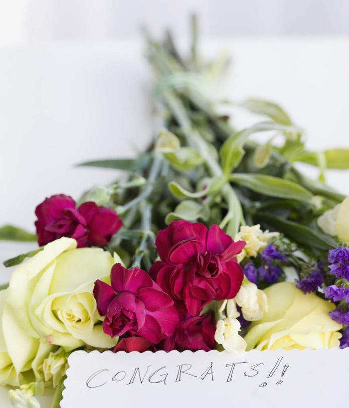 无人,竖图,俯视,室内,特写,白天,爱情,幸福,纯洁,热情,桌面,桌子,玫瑰,一排,阴影,朦胧,模糊,整齐,盛开,反射,木制,英文,标志,文字,影子,字符,字母,玫瑰花,贺卡,浪漫,祝福,花蕾,文化,标识,花,花瓣,花朵,鲜花,排列,粉色,黄色,卡片,木制品,花苞,花蕊,温暖,温馨,恩爱,英文字母,和睦,队列,礼仪,感动,祝愿,尊敬,天真,刺玫花,徘徊花,彩图,高角度拍摄,融洽