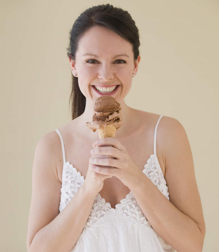 西方人,一个人,站,笑,微笑,露齿笑,竖图,室内,白天,正面,吊带,欧洲,欧洲人,仅一个女性,仅一个人,握,阴影,服装,反射,影子,冰激凌,清凉,拿,拿着,注视,吊带衫,衣服,冷饮,观察,看,站着,仅一个中年女性,舒服,冰淇淋,握着,摄影,服饰,影棚,褐色背景,观看,解暑,察看,衣着,穿着,关注,解渴,雪糕,舒爽,冰糕,消暑,衣饰,巧克力冰淇淋,女人,女性,中年女性,白种人,站立,半身,彩图,影棚拍摄,拍摄