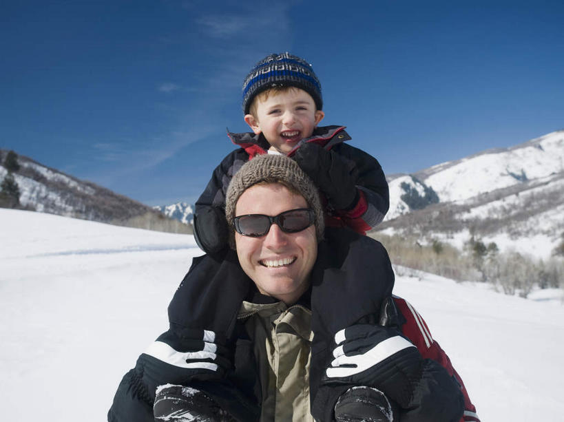 西方人,儿童,中年人,两个人,家庭,父亲,儿子,站,笑,微笑,露齿笑,竖图,室外,白天,正面,纯洁,山,树林,雪,雪山,植物,大雪,帽子,欧洲,欧洲人,握,阴影,服装,装饰,光线,墨镜,眼镜,影子,冰,积雪,山峰,雪景,云,云朵,冬季,冬天,山峦,云彩,注视,树,树木,小孩,骑,衣服,蓝色,绿色,白云,蓝天,天空,阳光,自然,手套,太阳镜,太阳眼镜,天,观察,看,扛,站着,温暖,温馨,父子,一家人,遮阳镜,父爱,寒冷,可爱,童年,童趣,握着,服饰,生长,晴朗,成长,观看,羽绒服,保暖,华丽,点缀,和睦,察看,冰冷,御寒,关注,童真,烂漫,无邪,衬托,美观,雅致,雅观,棉帽,严寒,冰凉,酷寒,凛冽,凛凛,极冷,扛在肩上,骑在肩上,冬装,天真,男孩,男人,男性,中年男性,白种人,孩子,晴空,站立,半身,彩图,融洽,男生