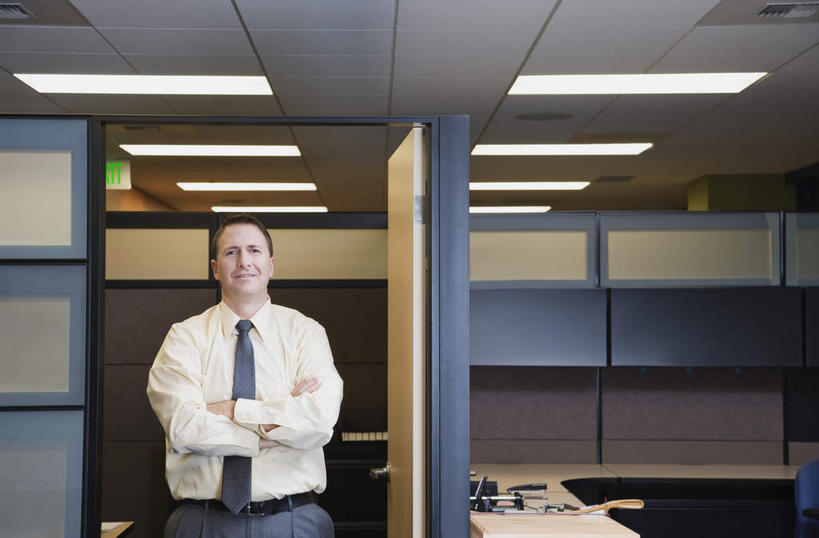 西方人,一个人,商务人士,商务男性,办公室,站,笑,双手交叉,微笑,竖图,室内,白天,正面,衬衫,柜子,家具,桌子,照明,欧洲,欧洲人,仅一个男性,仅一个人,仅一个中年男性,套装,材料,档案,文件,办公桌,灯光,领带,注视,顶灯,灯,资料,灯具,观察,看,站着,观看,照亮,察看,双手抱胸,象征,庄重,照明设备,关注,文档,商务装,身份,档案柜,工薪阶层,办公家具,正式,地位,男人,男性,中年男性,白种人,白领,上班族,站立,半身,彩图,衬衣