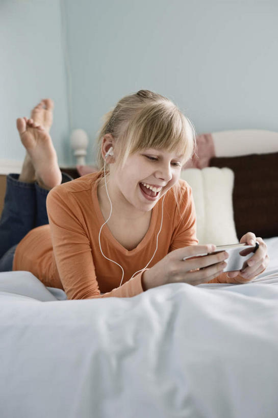 西方人,儿童,一个人,躺,笑,微笑,露齿笑,竖图,室内,白天,正面,陶醉,快乐,满意,幸福,纯洁,床,卧室,欧洲,欧洲人,仅一个女性,仅一个人,握,服装,墙,床单,音响,音乐,拿,听,音乐播放器,拿着,注视,休闲装,光脚,娱乐,被子,墙壁,墙面,小孩,衣服,蓝色,耳机,随身听,观察,看,趴着,仅一个小孩,享受,休闲,赤脚,休闲服,放松,可爱,童年,童趣,握着,服饰,单人床,观看,察看,舒适,被单,享乐,关注,MP3播放器,童真,烂漫,无邪,卧着,天真,女孩,女人,女性,白种人,孩子,趴,躺着,卧,彩图,全身,睡房,卧房,播放器,女生,沉醉