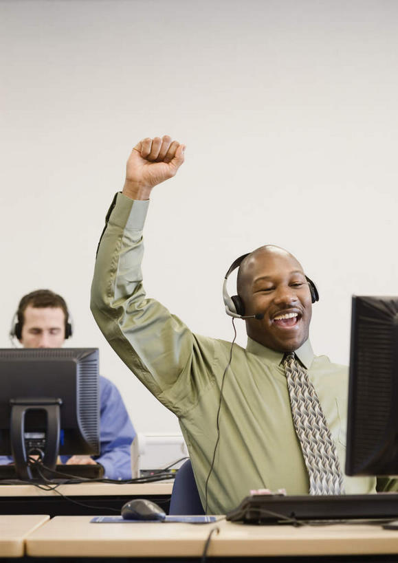 西方人,两个人,伙伴,朋友,商务人士,商务男性,办公室,坐,举,笑,微笑,露齿笑,竖图,室内,白天,正面,衬衫,快乐,通讯,兴奋,友谊,骄傲,成功,胜利,合作,团队,客服,电脑,显示器,鼠标,键盘,家具,桌子,欧洲,非洲,黑人,欧洲人,握,套装,网络,信息,办公桌,墙,领带,话务员,注视,输入设备,通讯设备,墙壁,墙面,白色,耳机,耳麦,话筒,观察,看,托,握拳,台式电脑,战略,自信,服务,握着,通信,观看,协调,察看,麦克风,头戴式耳麦,象征,庄重,关注,销售,通信设备,商务装,身份,工薪阶层,输出设备,客服人员,电话销售,办公家具,联合,合谋,正式,地位,接待员,配合,协作,男人,男性,中年男性,白种人,非洲人,白领,接线员,上班族,举起,举手,举着,向上举,向上伸,向上托,坐着,半身,彩图,衬衣,欢乐,开心,头戴式耳机