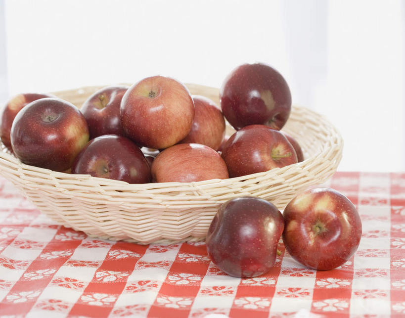 无人,交叉,竖图,俯视,室内,特写,白天,桌面,桌子,竹子,苹果,水果,一堆,许多,阴影,堆叠,堆积,竹制,朦胧,模糊,新鲜,编织,反射,木制,布料,方格,格子,篮子,影子,生食,食品,果实,布纹,桌布,食物,餐巾,木制品,竹篮,台布,有机食品,绿色食品,竹条,堆,交织,竹制品,穿插,彩图,高角度拍摄