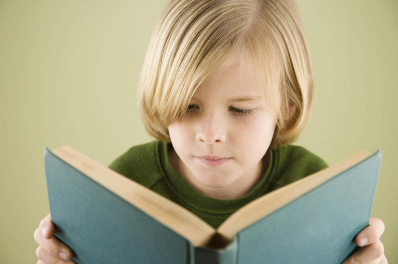 西方人,儿童,一个人,坐,笑,微笑,竖图,室内,白天,正面,纯洁,书籍,欧洲,欧洲人,仅一个男性,仅一个人,一本,握,绿色背景,阴影,服装,反射,影子,拿,拿着,注视,休闲装,小孩,衣服,观察,看,仅一个小孩,休闲,休闲服,可爱,童年,童趣,握着,摄影,服饰,影棚,观看,察看,关注,童真,烂漫,无邪,天真,男孩,男人,男性,白种人,孩子,书,图书,坐着,半身,彩图,影棚拍摄,拍摄,男生