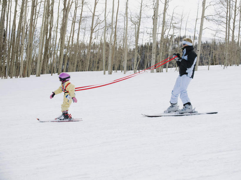 西方人,儿童,中年人,两个人,家庭,母亲,女儿,站,竖图,室外,白天,侧面,纯洁,安全,树林,雪,植物,大雪,欧洲,欧洲人,服装,装饰,滑雪,眼镜,积雪,雪景,冬季,冬天,防护,注视,运动器械,树,树木,小孩,衣服,绿色,自然,绳子,手套,观察,看,站着,温暖,温馨,母女,一家人,健身器械,寒冷,可爱,母爱,童年,童趣,服饰,生长,成长,观看,保暖,护目镜,保护,绳索,华丽,滑雪板,点缀,和睦,察看,御寒,关注,滑雪镜,保险,健身器材,滑雪服,滑雪装备,童真,烂漫,无邪,保全,周全,安稳,安定,衬托,美观,雅致,雅观,严寒,安全防护眼镜,竞技服,旅游服,冬装,平安,天真,女孩,女人,女性,中年女性,白种人,孩子,站立,彩图,全身,雪镜,融洽,防护眼镜,运动器材,女生
