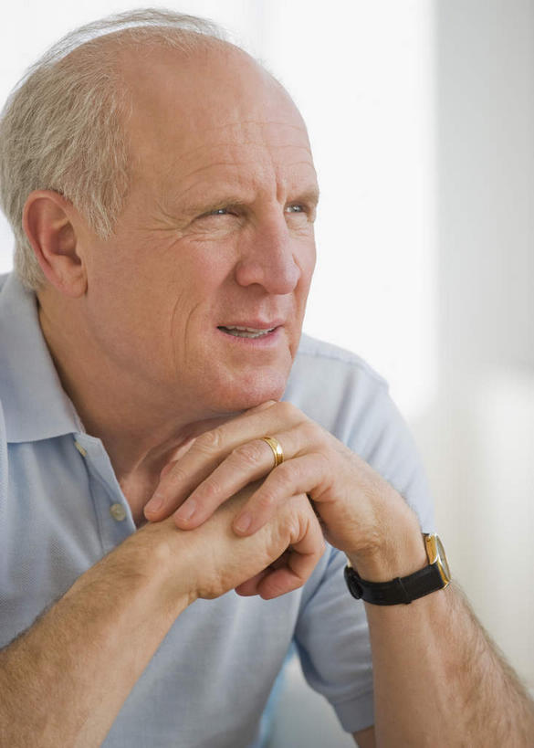 西方人,脸,头,脸颊,手,一个人,坐,笑,微笑,竖图,室内,特写,白天,正面,窗户,欧洲,欧洲人,双手,仅一个男性,仅一个人,撑,服装,朦胧,模糊,时间,时钟,手表,墙,计时,托腮,注视,休闲装,肩膀,玻璃窗,墙壁,墙面,衣服,白色,钟表,观察,看,托,仅一个老年男性,休闲,手部,休闲服,表,服饰,观看,腕表,察看,关注,托下巴,老年男性,男人,男性,白种人,头部,脸部,脸蛋,面部,钟,坐着,半身,彩图