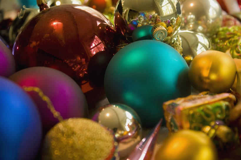 无人,竖图,俯视,彩色,室内,特写,白天,静物,圣诞节,一堆,许多,阴影,堆叠,堆积,节日,朦胧,模糊,庆祝,装饰,反射,挂饰,影子,圣诞球,文化,球,庆典,球体,纪念,堆,五颜六色,华丽,修饰,色彩斑斓,点缀,五彩缤纷,衬托,美观,雅致,雅观,五彩斑斓,五光十色,彩图,高角度拍摄