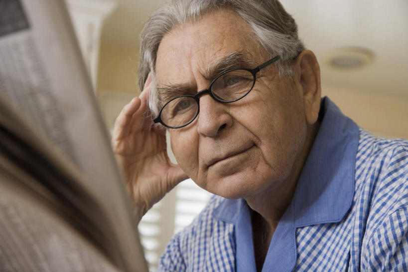 西方人,脸,头,脸颊,手,一个人,坐,竖图,室内,特写,白天,仰视,阅读,报纸,照明,欧洲,欧洲人,仅一个男性,仅一个人,撑,握,学习,服装,朦胧,模糊,眼镜,灯光,拿,拿着,注视,休闲装,顶灯,肩膀,灯,衣服,灯具,观察,看,仅一个老年男性,休闲,手部,休闲服,浏览,握着,服饰,观看,老花镜,单手,照亮,察看,撑着,照明设备,关注,远视眼镜,老年男性,男人,男性,白种人,头部,脸部,脸蛋,面部,坐着,半身,彩图,低角度拍摄