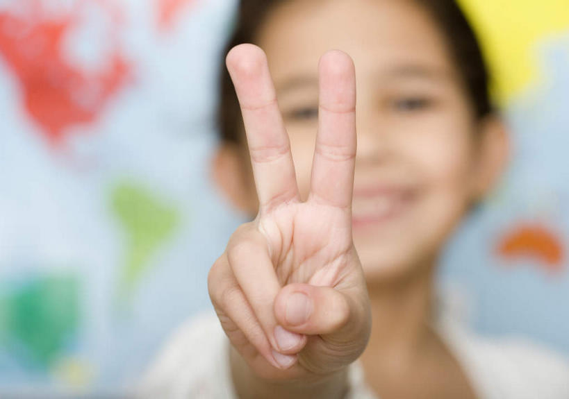 西方人,儿童,脸,头,脸颊,一个人,站,笑,微笑,露齿笑,竖图,彩色,室内,特写,白天,正面,快乐,兴奋,纯洁,骄傲,成功,胜利,欧洲,欧洲人,仅一个女性,仅一个人,阴影,服装,朦胧,模糊,反射,影子,墙,注视,休闲装,肩膀,墙壁,墙面,小孩,衣服,观察,看,手势,站着,仅一个小孩,休闲,休闲服,可爱,童年,童趣,自信,服饰,观看,察看,关注,童真,烂漫,无邪,天真,女孩,女人,女性,白种人,孩子,头部,脸部,脸蛋,面部,站立,半身,彩图,欢乐,开心,女生