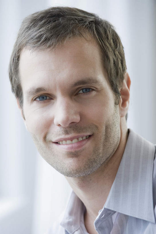 西方人,脸,头,脸颊,一个人,站,笑,微笑,露齿笑,竖图,室内,特写,白天,正面,欧洲,欧洲人,仅一个男性,仅一个人,仅一个中年男性,服装,朦胧,模糊,墙,注视,休闲装,肩膀,墙壁,墙面,衣服,白色,观察,看,站着,休闲,休闲服,服饰,观看,察看,关注,男人,男性,中年男性,白种人,头部,脸部,脸蛋,面部,站立,半身,彩图