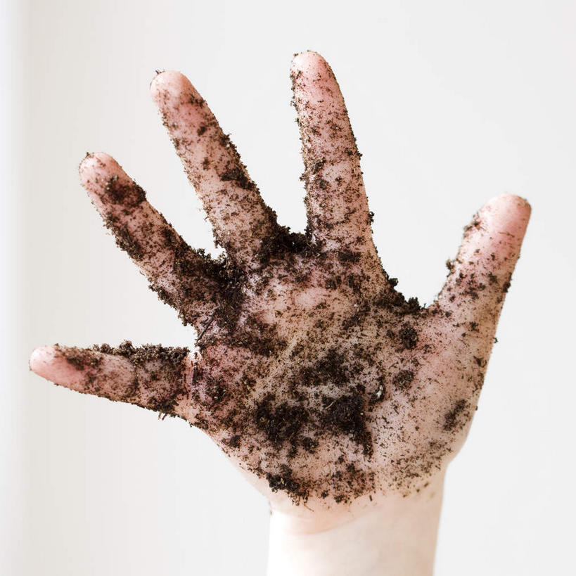 西方人,儿童,手,一个人,竖图,室内,特写,白天,白色背景,正面,纯洁,欧洲,欧洲人,仅一个女性,仅一个人,阴影,反射,影子,泥土,土壤,凌乱,小孩,仅一个小孩,手部,可爱,童年,童趣,摄影,肮脏,影棚,单手,混乱,张开五指,童真,烂漫,无邪,邋遢,纷乱,缭乱,庞杂,龌龊,污秽,天真,女孩,女人,女性,白种人,孩子,半身,彩图,影棚拍摄,拍摄,五指张开,女生