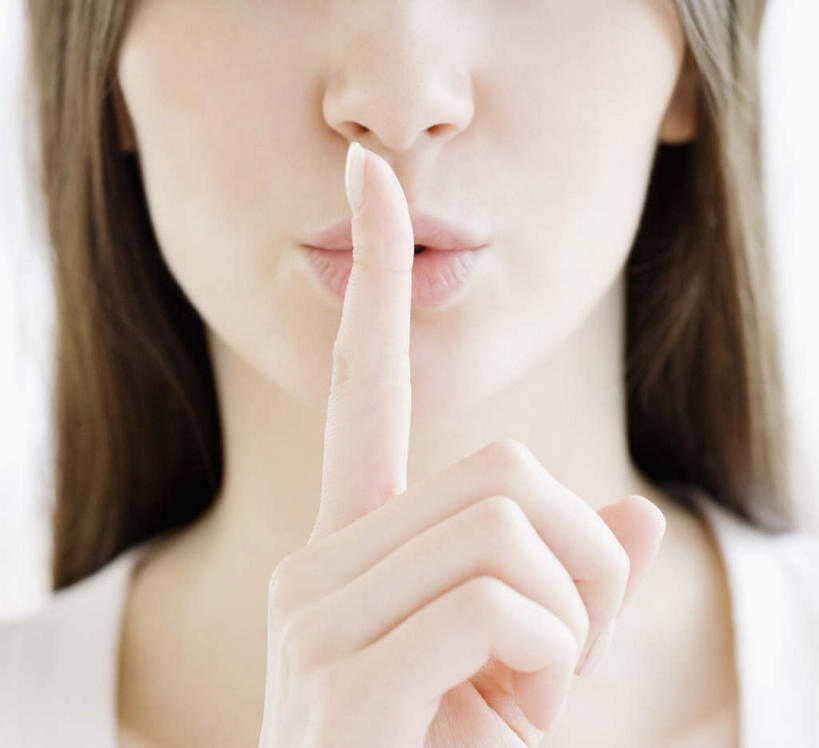 西方人,脸,头,脸颊,手,头发,一个人,站,竖图,室内,特写,白天,白色背景,正面,欧洲,欧洲人,仅一个年轻女性,仅一个女性,仅一个人,阴影,服装,反射,背心,影子,棕色,肩膀,衣服,手势,站着,手部,手指,安静,摄影,服饰,影棚,单手,衣着,食指,穿着,衣饰,年轻女性,女人,女性,白种人,头部,长发,直发,脸部,脸蛋,面部,站立,半身,彩图,影棚拍摄,拍摄