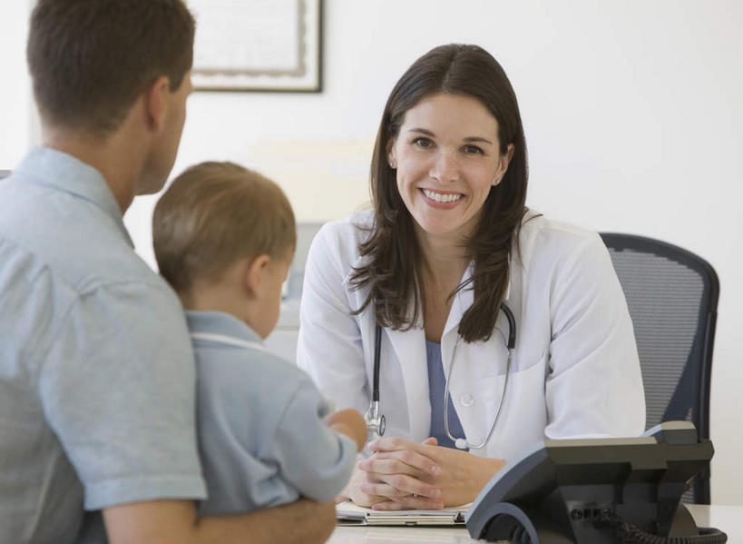 西方人,婴儿,儿童,中年人,背部,三个人,家庭,父亲,医生,医院,坐,抱,笑,打电话,微笑,露齿笑,竖图,室内,白天,正面,纯洁,桌子,电话,椅子,欧洲,欧洲人,握,办公桌,墙,注视,通讯设备,墙壁,墙面,小孩,白色,话筒,会议椅,听诊器,观察,看,医护人员,医疗人员,温暖,温馨,一家人,电话线,父爱,可爱,童年,童趣,握着,活泼,抱着,观看,办公椅,和睦,察看,医疗设备,固定电话,搂着,关注,宝宝,医疗器械,记录板,医疗工具,童真,纯真,烂漫,无邪,记事板,医疗机构,商务椅,培训椅,检测工具,交流,伶俐,天真,男人,男性,女人,女性,中年男性,中年女性,白种人,孩子,大夫,电话机,沟通,搂,搂抱,通话,坐着,半身,彩图,病院,诊所,融洽