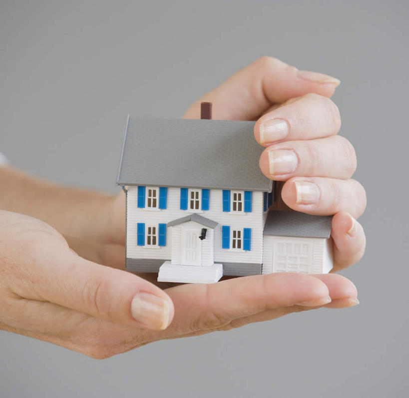 西方人,手,一个人,家,捧,竖图,室内,特写,白天,侧面,欧洲,欧洲人,双手,仅一个女性,仅一个人,阴影,灰色背景,立体,反射,空间,影子,房屋,屋子,楼房,住宅,模型,仅一个中年女性,手部,规划,摄影,影棚,直观,建筑模型,建筑设计,女人,女性,中年女性,白种人,设计,端,端着,捧着,手捧,半身,彩图,影棚拍摄,拍摄,房子