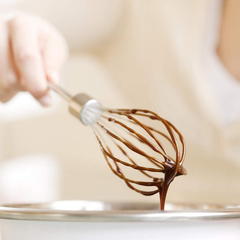 西方人,手,一个人,站,竖图,室内,特写,白天,正面,烹饪,厨具,金属制品,欧洲,欧洲人,仅一个年轻女性,仅一个女性,仅一个人,握,阴影,朦胧,模糊,反射,金属,影子,食品,糖,糖果,甜点,甜品,拿,拿着,食物,容器,打蛋器,搅拌器,碗,甜食,巧克力,站着,手部,握着,储藏,朱古力,单手,储存,烹饪用具,手动打蛋器,年轻女性,女人,女性,白种人,烹调用具,烹调,站立,半身,彩图,贮存