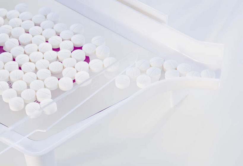 无人,竖图,俯视,室内,特写,白天,安全,桌面,桌子,静物,许多,阴影,朦胧,模糊,反射,木制,药剂,药丸,影子,塑料,防护,药片,盒子,一个,木制品,容器,塑料制品,药品,治疗,单个,储藏,保护,药物,医疗,储存,保险,预防,平安,彩图,高角度拍摄,贮存