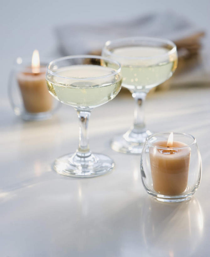 葡萄酒,无人,竖图,俯视,室内,特写,白天,奢侈,快乐,桌面,桌子,杯子,蜡烛,阴影,朦胧,模糊,反射,光线,木制,高脚杯,火焰,影子,烛光,红酒杯,浪漫,燃烧,玻璃制品,酒,饮料,餐巾,酒杯,木制品,容器,碗,香槟,点燃,诱惑,储藏,葡萄酒杯,储存,气泡酒,起泡酒,汽酒,保洁方巾,口布,玻璃杯,彩图,高角度拍摄,高兴,欢笑,贮存