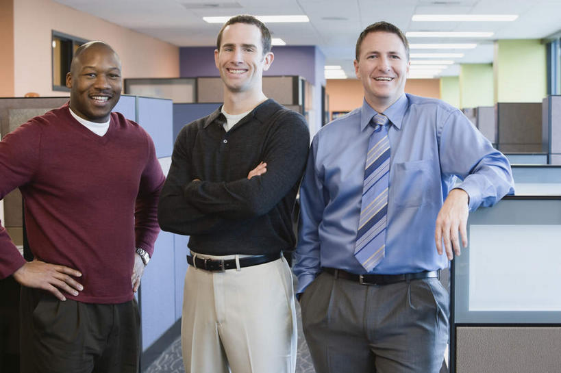 西方人,三个人,伙伴,朋友,商务人士,商务男性,站,笑,双手交叉,微笑,露齿笑,竖图,室内,白天,正面,衬衫,友谊,合作,团队,电脑,显示器,鼠标,键盘,桌子,照明,欧洲,非洲,黑人,欧洲人,一排,套装,整齐,网络,办公桌,灯光,领带,注视,输入设备,通讯设备,腰带,手叉腰,顶灯,灯,排列,灯具,叉腰,观察,看,站着,台式电脑,战略,观看,皮带,照亮,察看,双手抱胸,双手叉腰,象征,庄重,照明设备,队列,关注,通信设备,商务装,身份,手插袋,单手插袋,工薪阶层,输出设备,配饰,单手抄兜,单手放兜,联合,合谋,正式,地位,裤带,配合,协作,男人,男性,中年男性,白种人,非洲人,白领,上班族,插兜,手插兜,手放口袋,站立,半身,彩图,衬衣,手抄兜