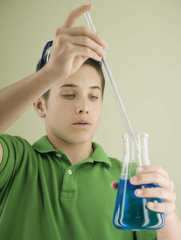 西方人,一个人,站,竖图,室内,白天,正面,实验,仪器,欧洲,欧洲人,仅一个男性,仅一个人,握,绿色背景,阴影,服装,研究,透明,反射,分析,化学,测试,滴管,烧瓶,影子,锥形瓶,拿,拿着,注视,休闲装,玻璃制品,仅一个年轻男性,衣服,玻璃瓶,瓶子,观察,看,站着,休闲,休闲服,器皿,握着,摄影,服饰,影棚,观看,察看,关注,玻璃仪器,试验耗材,实验用品,吸液管,三角烧瓶,依氏烧瓶,锥形烧瓶,移液管,男人,男性,年轻男性,白种人,站立,半身,彩图,影棚拍摄,拍摄