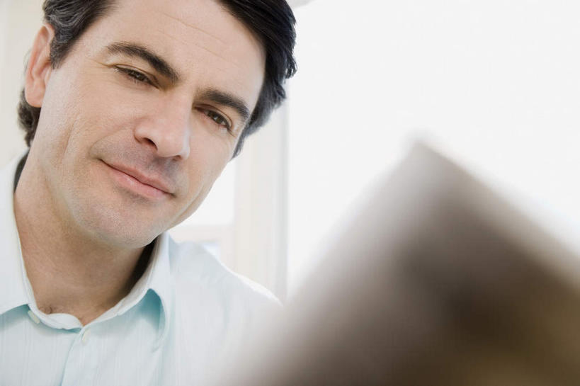 西方人,脸,头,脸颊,一个人,笑,微笑,竖图,室内,特写,白天,正面,阅读,报纸,欧洲,欧洲人,仅一个男性,仅一个人,仅一个中年男性,学习,服装,朦胧,模糊,墙,注视,休闲装,肩膀,墙壁,墙面,衣服,白色,观察,看,休闲,休闲服,浏览,服饰,观看,察看,关注,男人,男性,中年男性,白种人,头部,脸部,脸蛋,面部,半身,彩图