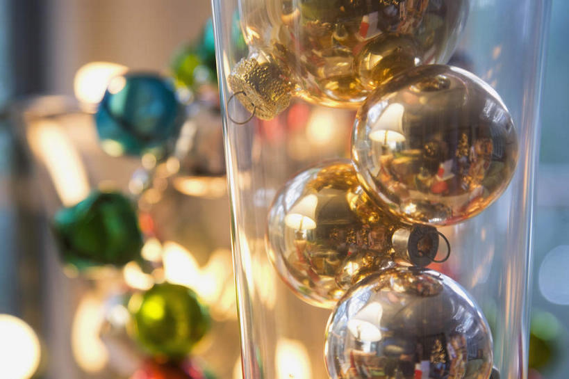 无人,商店,竖图,俯视,室内,特写,白天,静物,圣诞节,许多,阴影,节日,朦胧,模糊,庆祝,装饰,反射,光线,挂饰,影子,灯光,圣诞球,文化,商铺,球,瓶子,塑料制品,庆典,球体,塑料瓶,纪念,华丽,修饰,点缀,衬托,美观,雅致,雅观,市肆,商号,彩图,高角度拍摄,店铺