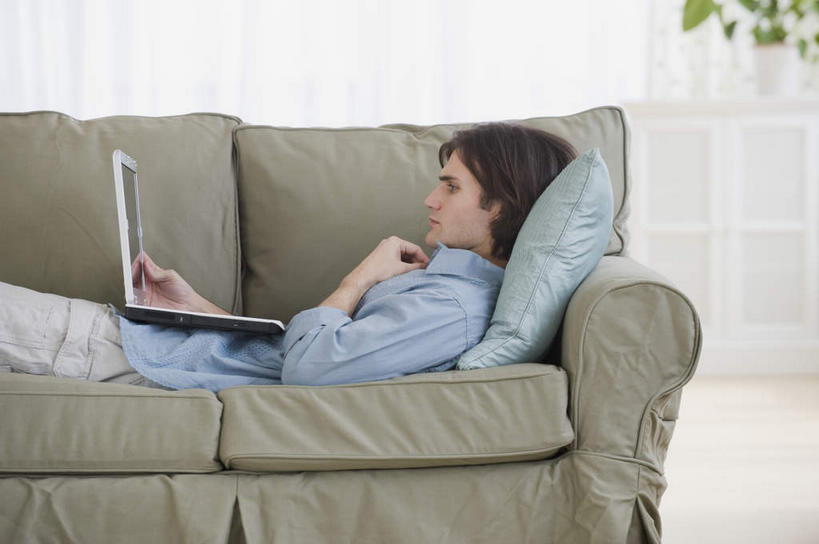 西方人,一个人,客厅,躺,竖图,室内,白天,侧面,电脑,笔记本电脑,植物,窗户,靠垫,落地窗,沙发,欧洲,欧洲人,仅一个男性,仅一个人,撑,握,服装,网络,盆栽,靠枕,盆景,托腮,注视,休闲装,通讯设备,玻璃窗,仅一个年轻男性,衣服,绿色,自然,垫子,枕头,观察,看,托,休闲,休闲服,握着,服饰,生长,成长,观看,察看,无线,起居室,关注,托下巴,通信设备,无线网络,布艺沙发,无线上网,便携式电脑,客堂,卧着,手提电脑,男人,男性,年轻男性,白种人,躺着,卧,半身,彩图