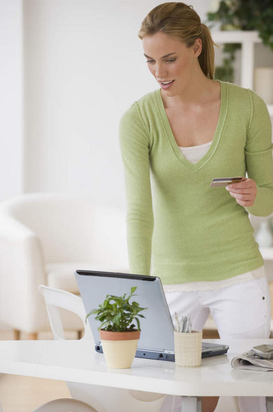 西方人,一个人,客厅,站,竖图,室内,白天,正面,信用卡,电脑,笔记本电脑,植物,沙发,桌面,桌子,欧洲,欧洲人,仅一个年轻女性,仅一个女性,仅一个人,敲打,握,服装,网络,木制,盆栽,墙,盆景,拿,拿着,注视,休闲装,输入,通讯设备,墙壁,墙面,衣服,绿色,白色,自然,木制品,打字,观察,看,站着,休闲,休闲服,卡,握着,储蓄卡,服饰,生长,成长,观看,点击,敲击,察看,无线,起居室,关注,通信设备,无线网络,布艺沙发,无线上网,便携式电脑,客堂,银行卡,按键,手提电脑,年轻女性,女人,女性,白种人,站立,半身,彩图