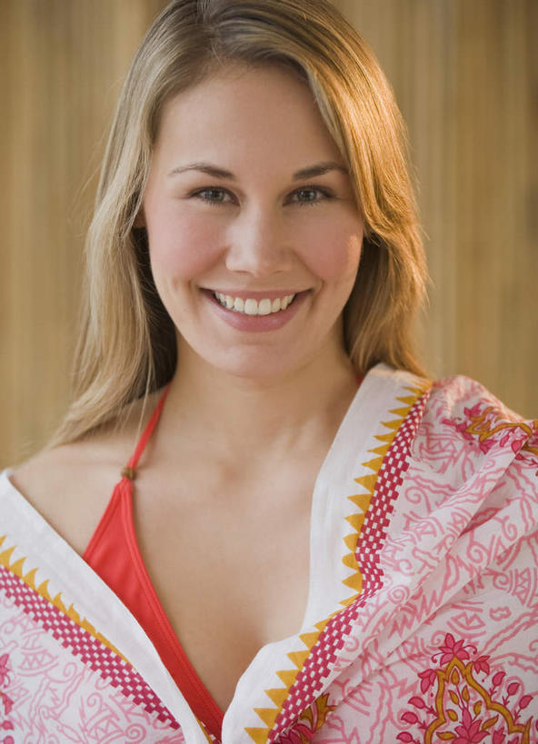 西方人,脸,头,脸颊,一个人,站,笑,微笑,露齿笑,竖图,室内,特写,白天,正面,泳装,比基尼,纺织品,欧洲,欧洲人,仅一个年轻女性,仅一个女性,仅一个人,阴影,朦胧,模糊,装饰,反射,毛毯,毯子,影子,注视,肩膀,纺织,红色,垫子,观察,看,站着,温暖,观看,华丽,修饰,点缀,察看,关注,衬托,美观,雅致,雅观,年轻女性,女人,女性,白种人,头部,脸部,脸蛋,面部,站立,半身,彩图,三点式,泳衣