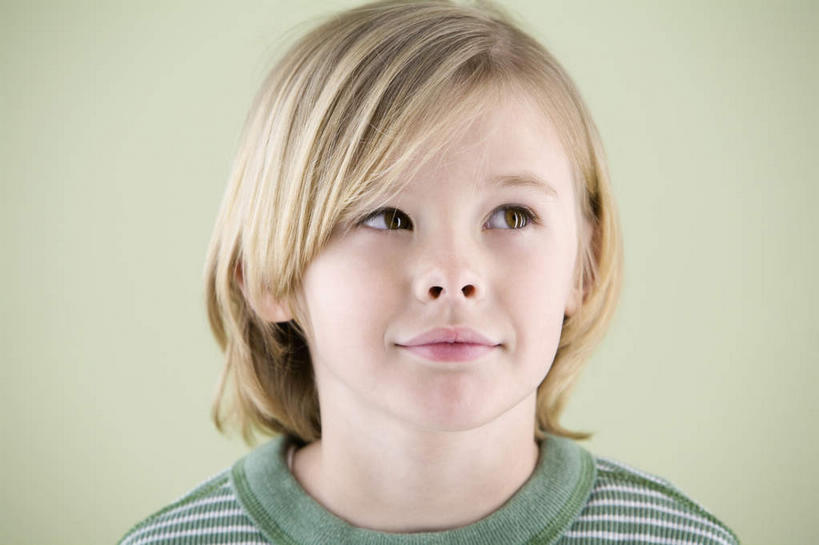 西方人,儿童,脸,头,脸颊,头发,一个人,站,笑,微笑,竖图,室内,特写,白天,正面,纯洁,欧洲,欧洲人,仅一个男性,仅一个人,绿色背景,阴影,服装,反射,影子,注视,休闲装,肩膀,小孩,衣服,观察,看,站着,仅一个小孩,休闲,休闲服,金色,可爱,童年,童趣,摄影,服饰,影棚,观看,察看,关注,童真,烂漫,无邪,天真,男孩,男人,男性,白种人,孩子,头部,脸部,脸蛋,面部,站立,半身,彩图,影棚拍摄,拍摄,短发,男生