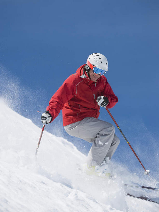 西方人,一个人,竖图,室外,白天,仰视,安全,山,雪,雪山,大雪,帽子,欧洲,欧洲人,仅一个男性,仅一个人,仅一个中年男性,握,阴影,服装,装饰,光线,滑雪,头盔,眼镜,影子,冰,积雪,山峰,雪景,冬季,冬天,防护,山峦,注视,运动器械,衣服,蓝色,蓝天,天空,阳光,安全帽,手套,天,低头,观察,看,温暖,健身器械,寒冷,握着,服饰,晴朗,观看,保暖,护目镜,保护,华丽,滑雪板,滑雪杖,点缀,察看,冰冷,御寒,关注,滑雪镜,保险,健身器材,滑雪服,滑雪装备,万里无云,保全,周全,安稳,安定,衬托,美观,雅致,雅观,严寒,冰凉,酷寒,凛冽,凛凛,极冷,安全防护眼镜,竞技服,旅游服,冬装,平安,男人,男性,中年男性,白种人,晴空,晴空万里,彩图,低角度拍摄,全身,雪镜,防护眼镜,运动器材