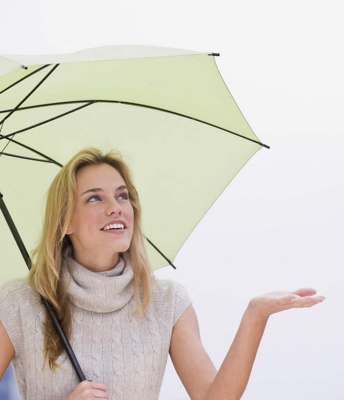 西方人,一个人,站,举,笑,微笑,露齿笑,竖图,室内,白天,白色背景,正面,欧洲,欧洲人,仅一个年轻女性,仅一个女性,仅一个人,握,阴影,服装,反射,伞,影子,雨伞,遮阳伞,拿,拿着,注视,休闲装,阳伞,衣服,观察,看,托,站着,休闲,休闲服,握着,摄影,服饰,影棚,观看,察看,太阳伞,关注,年轻女性,女人,女性,白种人,举起,举手,举着,向上举,向上伸,向上托,站立,半身,彩图,影棚拍摄,拍摄