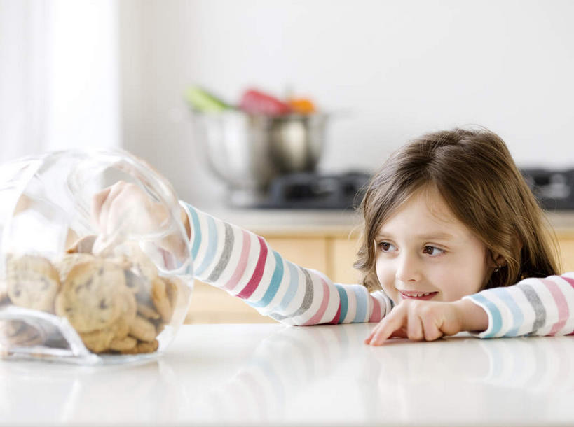 点心,西方人,儿童,一个人,坐,笑,微笑,露齿笑,竖图,室内,白天,正面,纯洁,厨房,桌面,桌子,玻璃,金属制品,欧洲,欧洲人,仅一个女性,仅一个人,握,服装,金属,木制,食品,曲奇,拿,拿着,注视,休闲装,玻璃制品,食物,小孩,衣服,玻璃瓶,木制品,瓶子,容器,碗,饼干,零食,观察,看,趴着,仅一个小孩,休闲,休闲服,可爱,童年,童趣,握着,服饰,观看,储藏,察看,储存,关注,曲奇饼,童真,曲奇饼干,烂漫,无邪,广口瓶,天真,女孩,女人,女性,白种人,孩子,趴,坐着,半身,彩图,灶间,贮存,女生