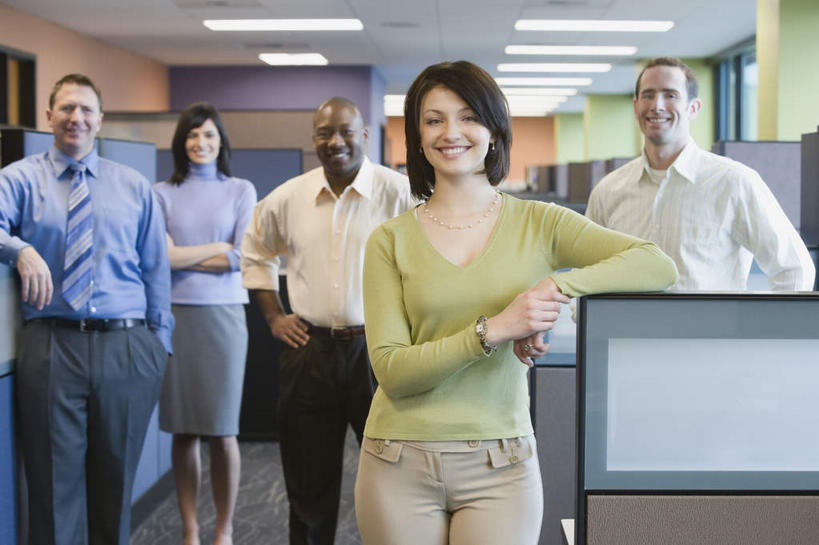 西方人,同事,商务人士,商务男性,商务女性,站,笑,双手交叉,微笑,露齿笑,竖图,室内,白天,正面,衬衫,成功,合作,团队,集体,信心,电脑,显示器,鼠标,键盘,照明,欧洲,非洲,黑人,欧洲人,五个人,套装,网络,灯光,许多人,注视,输入设备,通讯设备,手叉腰,队伍,顶灯,灯,灯具,叉腰,观察,看,靠,靠着,站着,一群人,台式电脑,观看,照亮,察看,领导,双手抱胸,双手叉腰,照明设备,成就,关注,通信设备,商务装,合伙,领袖,工薪阶层,输出设备,男人,男性,年轻男性,年轻女性,女人,女性,中年男性,中年女性,白种人,非洲人,白领,上班族,站立,半身,彩图,衬衣