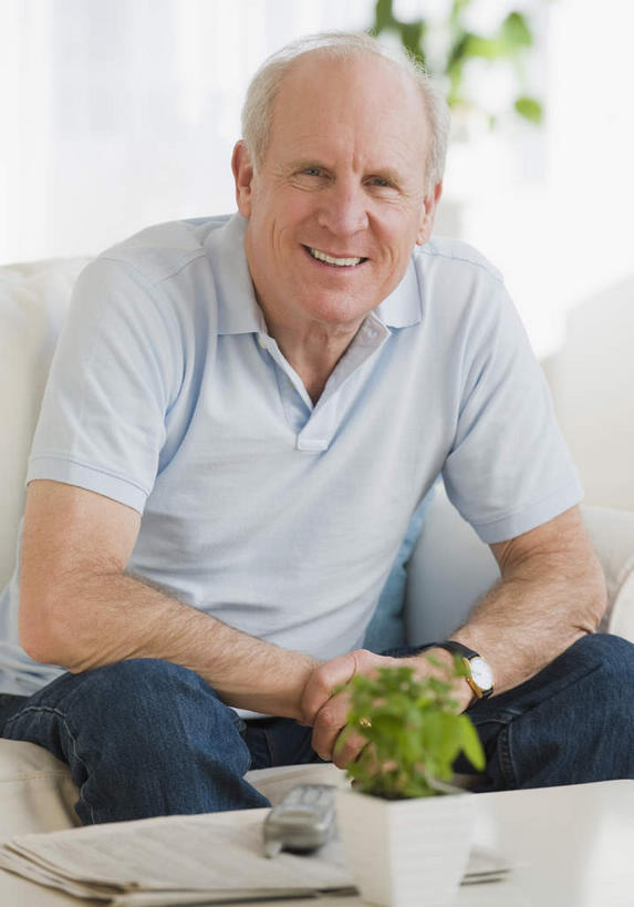 西方人,一个人,客厅,坐,笑,微笑,露齿笑,竖图,室内,白天,正面,阅读,植物,沙发,桌子,报纸,欧洲,欧洲人,仅一个男性,仅一个人,握,学习,服装,朦胧,模糊,时间,木制,盆栽,时钟,手表,盆景,计时,茶几,注视,休闲装,衣服,绿色,自然,木制品,钟表,观察,看,仅一个老年男性,休闲,休闲服,表,浏览,握着,服饰,生长,成长,观看,腕表,察看,起居室,关注,布艺沙发,客堂,老年男性,男人,男性,白种人,钟,坐着,半身,彩图