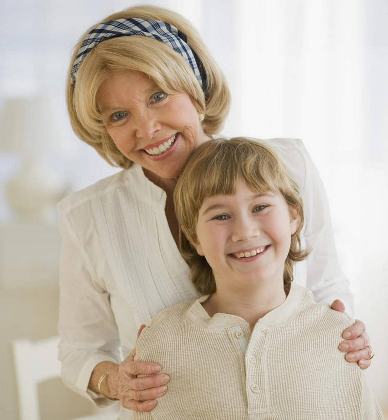 西方人,儿童,老年人,两个人,家庭,祖母,站,抱,笑,微笑,露齿笑,竖图,室内,白天,正面,纯洁,窗帘,台灯,照明,欧洲,欧洲人,服装,朦胧,模糊,装饰,头饰,灯光,注视,休闲装,灯,小孩,衣服,帘子,发箍,发饰,饰品,灯具,观察,看,站着,休闲,温暖,温馨,一家人,休闲服,遮阳,可爱,童年,童趣,服饰,奶奶,头箍,抱着,观看,祖孙,华丽,修饰,照亮,点缀,和睦,察看,搂着,照明设备,关注,发卡,童真,烂漫,无邪,配饰,外婆,外祖母,外孙,外孙子,衬托,美观,雅致,雅观,天真,老年女性,男孩,女人,女性,白种人,孩子,孙子,搂,搂抱,站立,半身,彩图,融洽,男生