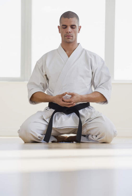 西方人,一个人,坐,跪,竖图,室内,白天,正面,锻炼,运动,武术,窗户,地板,欧洲,欧洲人,仅一个男性,仅一个人,仅一个中年男性,服装,地面,木地板,玻璃窗,衣服,白色,服饰,张开双腿,衣着,穿着,搏击,空手道,衣饰,展开双腿,体育,男人,男性,中年男性,白种人,跪着,坐着,彩图,全身,健身,空手,唐手,武道,伸展双腿,练功服