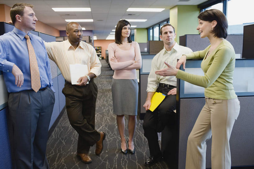 西方人,同事,商务人士,商务男性,商务女性,站,笑,说,双手交叉,微笑,露齿笑,竖图,室内,白天,正面,衬衫,讨论,成功,合作,团队,集体,信心,电脑,显示器,鼠标,键盘,照明,欧洲,非洲,黑人,欧洲人,五个人,套装,时间,网络,材料,档案,时钟,手表,文件,纸,灯光,许多人,计时,扭头,注视,输入设备,通讯设备,队伍,顶灯,灯,手稿,资料,灯具,钟表,观察,看,站着,转头,一群人,表,台式电脑,观看,腕表,证明,照亮,察看,领导,双手抱胸,照明设备,成就,关注,文档,通信设备,商务装,合伙,领袖,工薪阶层,输出设备,交流,男人,男性,年轻男性,年轻女性,女人,女性,中年男性,中年女性,白种人,非洲人,白领,上班族,钟,沟通,讲话,交谈,商讨,说话,谈话,站立,半身,彩图,衬衣