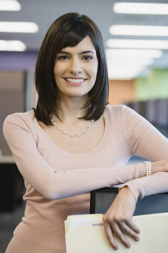 西方人,一个人,商务人士,商务女性,站,笑,微笑,露齿笑,竖图,室内,白天,正面,照明,欧洲,欧洲人,仅一个年轻女性,仅一个女性,仅一个人,握,套装,朦胧,模糊,材料,档案,文件,纸,灯光,拿,分开,拿着,注视,顶灯,灯,手稿,资料,灯具,观察,看,站着,隔断,握着,观看,隔离,证明,照亮,察看,照明设备,关注,文档,间隔,商务装,工薪阶层,断绝,隔开,屏蔽,屏绝,远离,中断,阻遏,阻隔,年轻女性,女人,女性,白种人,白领,上班族,站立,半身,彩图