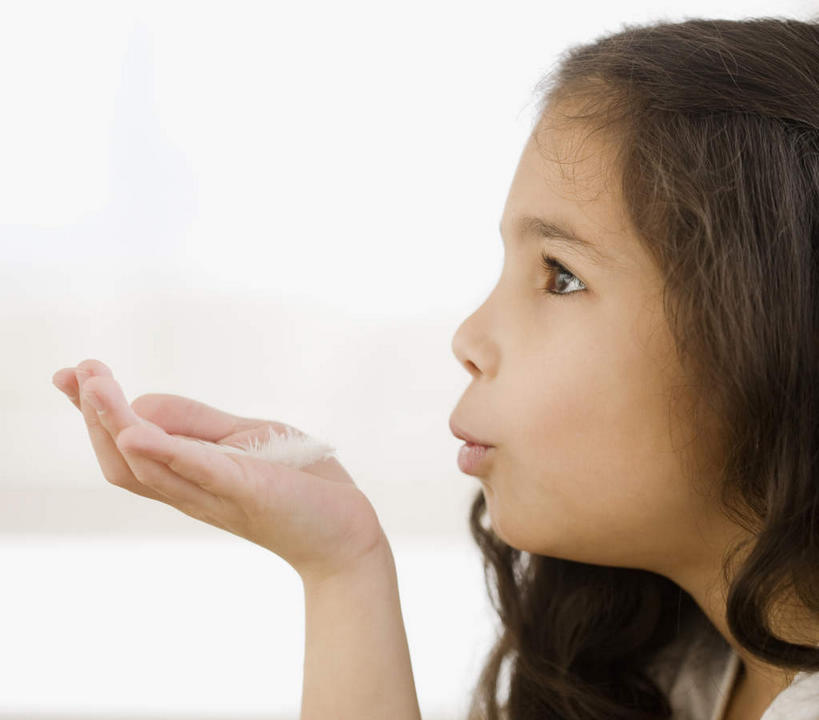 西方人,儿童,脸,头,嘴,脸颊,手,一个人,站,举,竖图,室内,特写,白天,白色背景,侧面,纯洁,欧洲,欧洲人,仅一个女性,仅一个人,阴影,反射,影子,注视,肩膀,小孩,吹,嘟嘴,观察,看,托,站着,仅一个小孩,手部,撅嘴,可爱,童年,童趣,摄影,影棚,观看,单手,察看,关注,童真,烂漫,无邪,天真,女孩,女人,女性,白种人,孩子,头部,脸部,脸蛋,面部,嘴巴,嘴唇,举起,举手,举着,向上举,向上伸,向上托,站立,半身,彩图,影棚拍摄,拍摄,女生