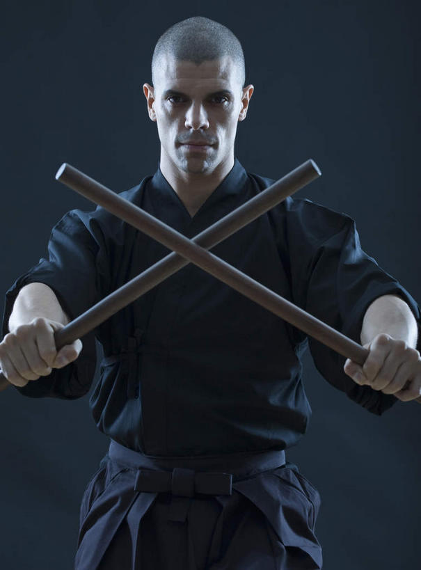 西方人,秃头,一个人,和尚,站,竖图,室内,白天,正面,民族服装,欧洲,欧洲人,仅一个男性,仅一个人,仅一个中年男性,两根,握,阴影,黑色背景,反射,影子,拿,拿着,注视,观察,看,站着,握着,摄影,影棚,观看,木棍,察看,关注,男人,男性,中年男性,白种人,光头,无发,比丘,高僧,僧,僧侣,僧人,沙弥,修行僧,站立,半身,彩图,影棚拍摄,传统服装,民俗服,拍摄