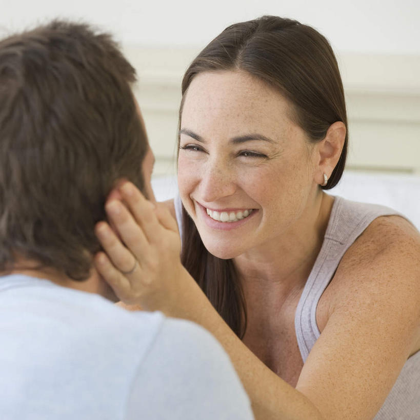 西方人,中年人,背部,两个人,家庭,夫妻,站,捧,笑,微笑,露齿笑,竖图,室内,白天,正面,爱情,窗户,欧洲,欧洲人,服装,浪漫,注视,休闲装,玻璃窗,装饰品,衣服,耳环,饰品,首饰,观察,看,站着,休闲,温暖,温馨,一家人,休闲服,恩爱,恋人,服饰,观看,和睦,察看,关注,耳饰,男人,男性,女人,女性,中年男性,中年女性,白种人,夫妇,情侣,端,端着,捧着,手捧,站立,半身,彩图,伴侣,融洽