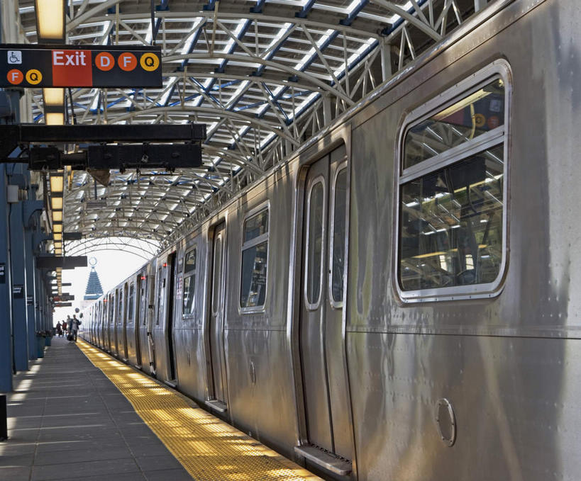 无人,竖图,室内,白天,正面,度假,显示器,美景,城市风光,城市,地铁,车站,纽约,美国,一辆,英文,标志,屏幕,文字,字符,字母,景观,站台,轨道交通,娱乐,标识,显示屏,月台,享受,休闲,景色,放松,英文字母,北美,北美洲,美洲,输出设备,纽约州,帝国之州,帝国州,北亚美利加洲,亚美利加洲,彩图,地铁机动车,地下铁,轻轨