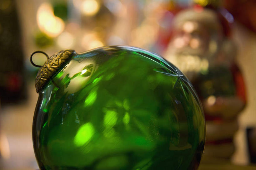 无人,竖图,室内,特写,白天,正面,静物,圣诞节,阴影,节日,朦胧,模糊,庆祝,装饰,反射,光线,挂饰,影子,灯光,圣诞球,文化,球,一个,绿色,庆典,球体,单个,纪念,华丽,修饰,点缀,衬托,美观,雅致,雅观,彩图