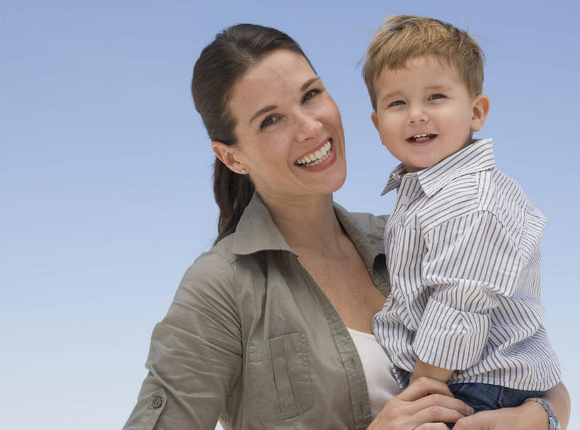 西方人,儿童,中年人,两个人,家庭,母亲,儿子,站,抱,笑,微笑,露齿笑,竖图,室外,白天,正面,纯洁,欧洲,欧洲人,阴影,服装,光线,影子,注视,休闲装,小孩,衣服,蓝色,蓝天,天空,阳光,天,观察,看,站着,休闲,温暖,温馨,母子,一家人,休闲服,可爱,母爱,童年,童趣,服饰,晴朗,抱着,观看,和睦,察看,搂着,关注,童真,烂漫,无邪,万里无云,天真,男孩,女人,女性,中年女性,白种人,孩子,晴空,晴空万里,搂,搂抱,站立,半身,彩图,融洽,男生