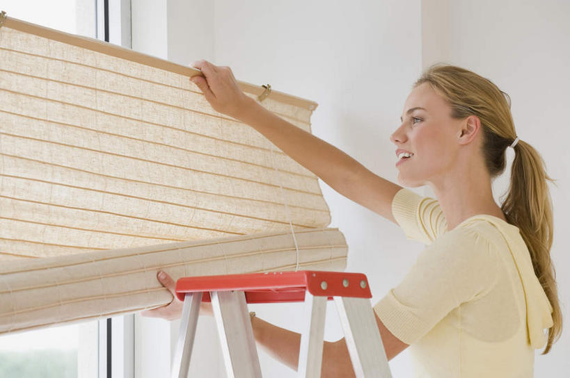 西方人,一个人,站,笑,攀登,微笑,露齿笑,竖图,室内,白天,侧面,窗帘,欧洲,欧洲人,仅一个年轻女性,仅一个女性,仅一个人,握,服装,装饰,梯子,阶梯,墙,拿,拿着,注视,休闲装,墙壁,墙面,衣服,白色,帘子,观察,看,站着,休闲,休闲服,爬,遮阳,握着,服饰,观看,上升,华丽,修饰,点缀,察看,关注,人字梯,衬托,美观,雅致,雅观,登高,年轻女性,女人,女性,白种人,攀爬,站立,半身,彩图