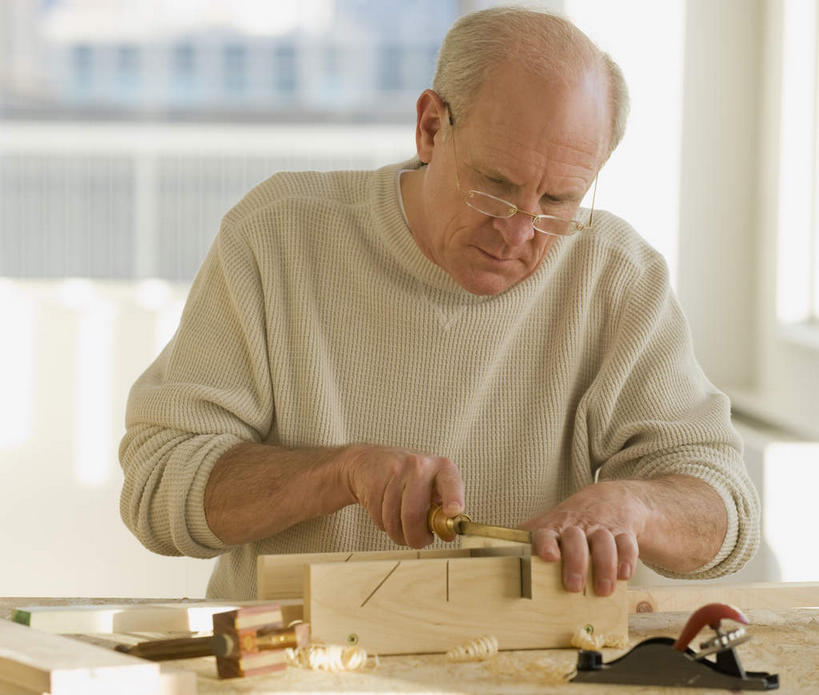 西方人,一个人,坐,竖图,室内,白天,正面,窗户,桌面,桌子,欧洲,欧洲人,仅一个男性,仅一个人,握,服装,朦胧,模糊,木制,工具,木材,木屑,眼镜,刀具,拿,拿着,注视,休闲装,玻璃窗,木柴,衣服,木制品,刀,低头,观察,看,仅一个老年男性,休闲,休闲服,握着,服饰,木料,观看,老花镜,察看,刻刀,切割,关注,美工刀,碎屑,刨花,远视眼镜,老年男性,男人,男性,白种人,坐着,半身,彩图