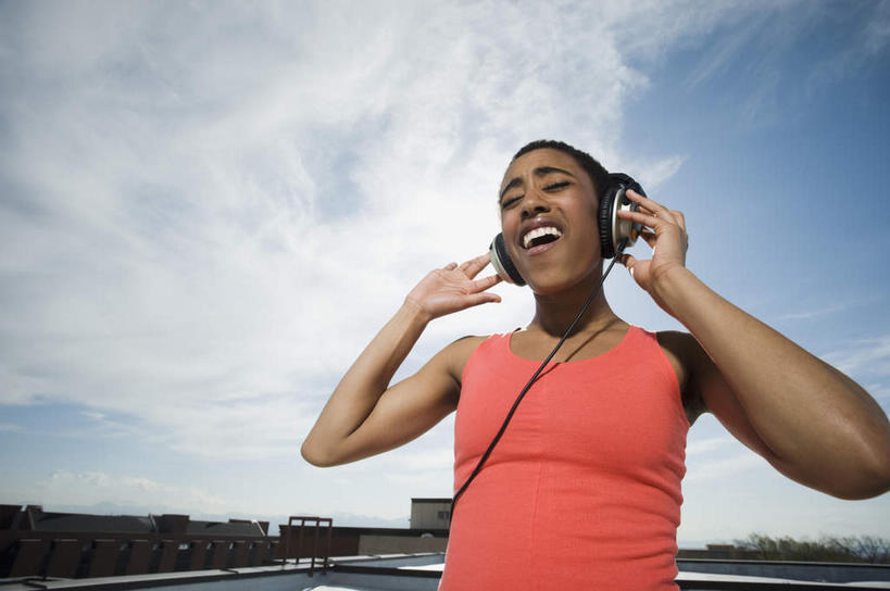 西方人,一个人,站,闭眼,笑,微笑,露齿笑,竖图,室外,白天,仰视,快乐,满意,幸福,植物,欧洲,非洲,黑人,欧洲人,仅一个年轻女性,仅一个女性,仅一个人,阴影,服装,光线,背心,影子,云,云朵,音响,音乐,听,云彩,娱乐,树,树木,衣服,蓝色,绿色,白云,蓝天,天空,阳光,自然,耳机,天,扶,站着,享受,休闲,放松,服饰,生长,晴朗,成长,舒适,享乐,扶着,衣着,穿着,衣饰,年轻女性,女人,女性,非洲人,晴空,闭眼睛,闭着眼,闭着眼睛,站立,半身,彩图,低角度拍摄