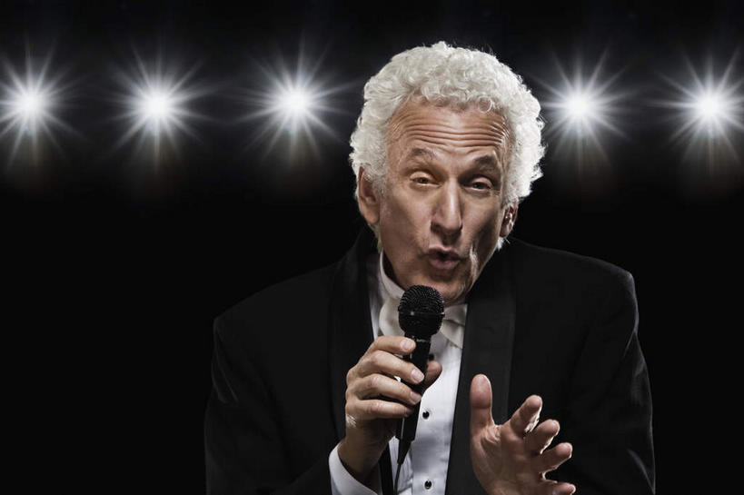 西方人,一个人,舞台,站,说,竖图,室内,白天,正面,衬衫,西装,讨论,照明,欧洲,欧洲人,仅一个男性,仅一个人,仅一个中年男性,握,套装,正装,灯光,领带,拿,拿着,注视,职业装,灯,话筒,灯具,观察,看,站着,握着,观看,聚光灯,照亮,察看,麦克风,照明设备,关注,扩音器,传声器,微音器,交流,男人,男性,中年男性,白种人,表演台,沟通,讲话,交谈,商讨,说话,谈话,站立,半身,彩图,衬衣