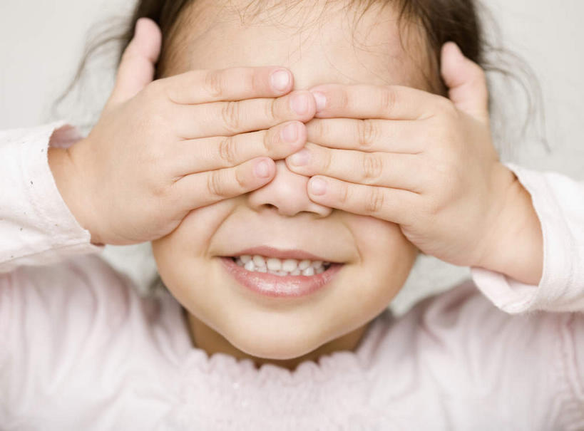 西方人,儿童,脸,头,脸颊,手,一个人,站,笑,微笑,露齿笑,竖图,室内,特写,白天,白色背景,正面,纯洁,欧洲,欧洲人,双手,仅一个女性,仅一个人,阴影,服装,反射,影子,休闲装,肩膀,小孩,衣服,站着,仅一个小孩,休闲,手部,休闲服,可爱,童年,童趣,遮,遮掩,摄影,服饰,影棚,掩盖,遮挡,童真,烂漫,无邪,遮盖,掩饰,天真,女孩,女人,女性,白种人,孩子,头部,脸部,脸蛋,面部,站立,半身,彩图,影棚拍摄,拍摄,女生