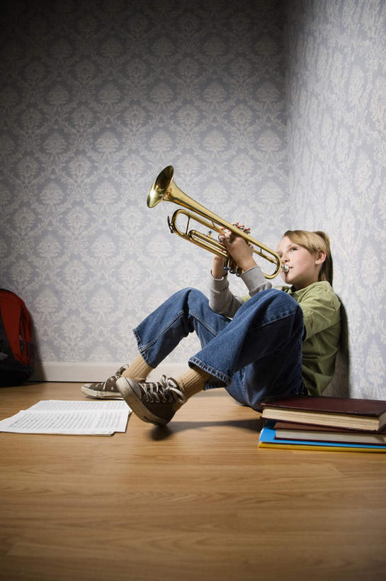 西方人,儿童,一个人,坐,竖图,室内,白天,侧面,纯洁,壁纸,地板,书籍,欧洲,欧洲人,仅一个男性,仅一个人,握,咬,服装,墙,乐谱,乐器,铜管乐器,五线谱,小号,地面,音乐,拿,拿着,注视,休闲装,木地板,墙壁,墙面,小孩,衣服,灰色,观察,看,仅一个小孩,休闲,休闲服,可爱,童年,童趣,握着,服饰,观看,咬着,察看,节拍,关注,铜管,音符,童真,烂漫,无邪,符头,符干,符尾,乐章,天真,男孩,男人,男性,白种人,孩子,墙纸,抬头,仰头,坐着,彩图,全身,男生